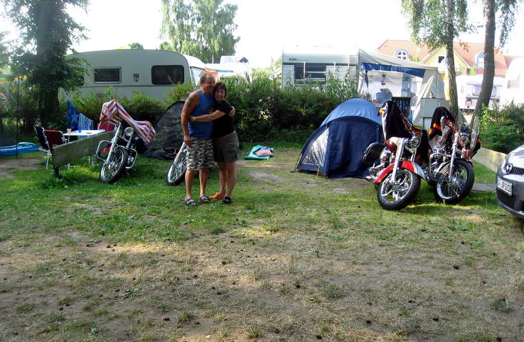 Kuebo-Juli-2010-07.jpg - im Campingpark, Toralf lag zwischen den Zelten
