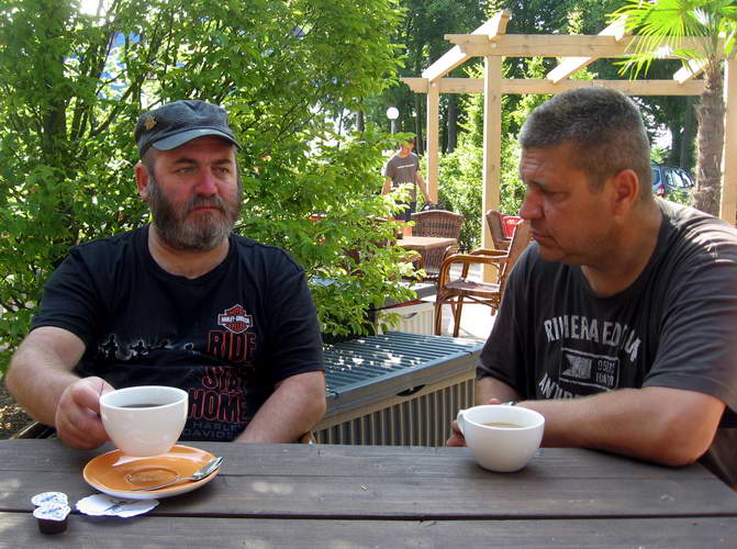 Kuebo-Juli-2010-43.jpg - Frühstück im Campingpark, Andreas und Micha
