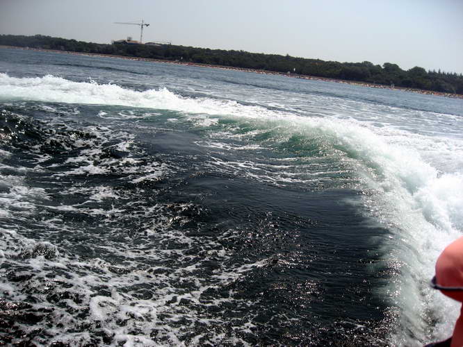 Kuebo-Juli-2010-52.jpg - Wende fast auf der Stelle, die Ostsee "kocht"