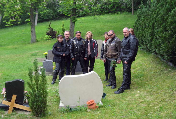 Pfingsten-2010-03.jpg - Am Grab von Herbert und Gabi