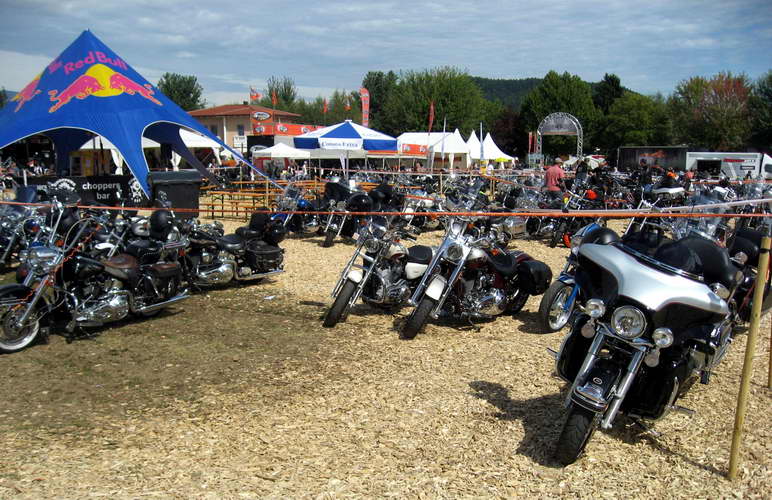 Faak-2011-035.JPG - Parken im Harley Village