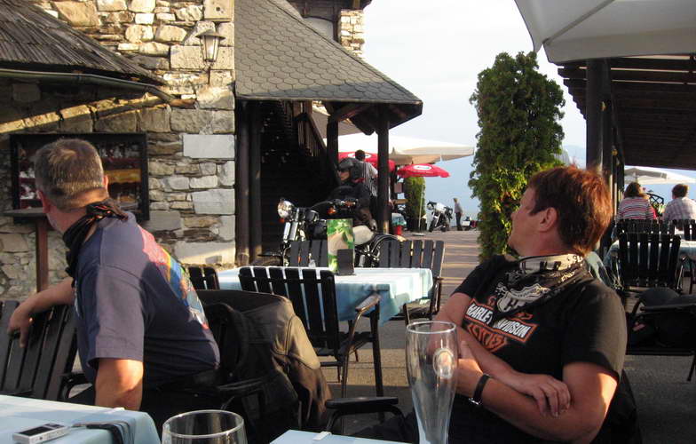Faak-2011-075.JPG - das Cafe darf mit der Harley durchfahren werden