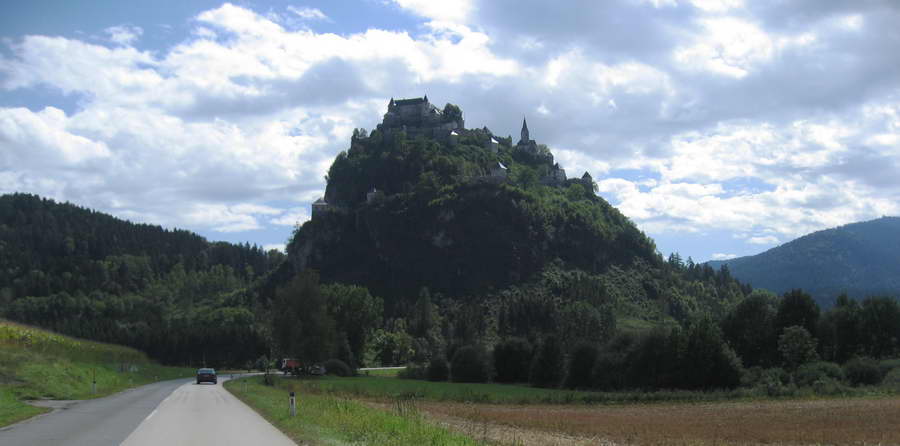 Faak-2011-086.JPG - eine Felsenburg auf einem 175m hohen Dolomitfelsen