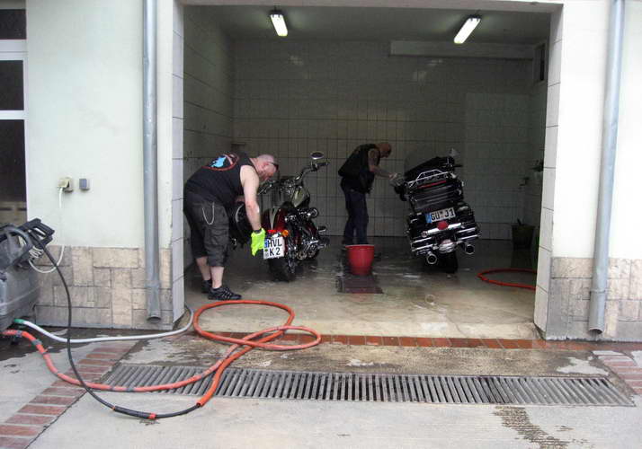 Kroatien-2011-010.jpg - vor der Party in Biograd müssen die Moppeds gewaschen werden