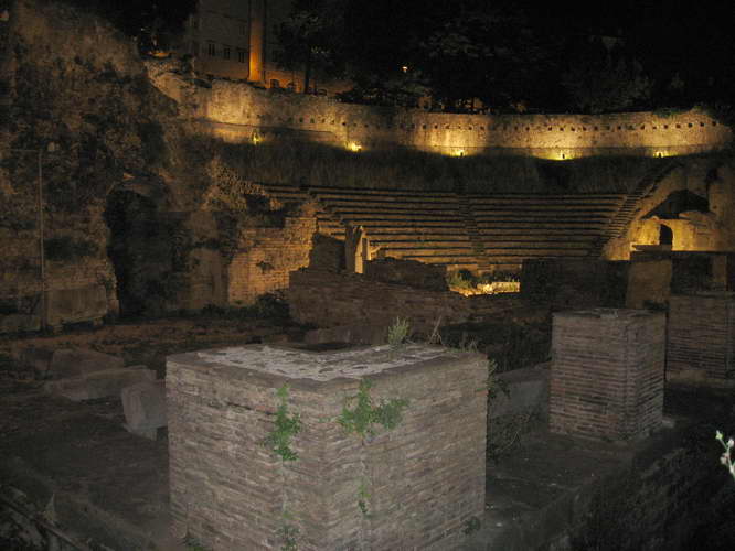 Kroatien-2011-171.jpg - die Ruinen des Teatro Romano aus dem 1. Jahrhundert nach Christus