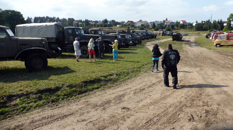 Polen-2015-77.jpg - in Sensburg wird eine Ausstellung vom Militäfahrzeugen des Warschauer Paktes aufgebaut