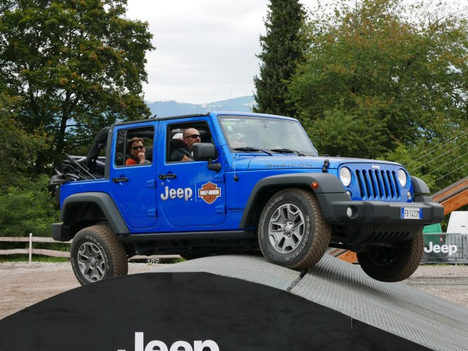 Faaker-See-2017-50.jpg - Fahrspass bei Jeep auch am Lenkrad