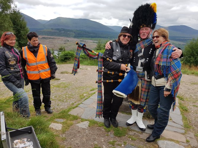 Schottland-2018-068.jpg - unterwegs ein Piper mit Dudelsack