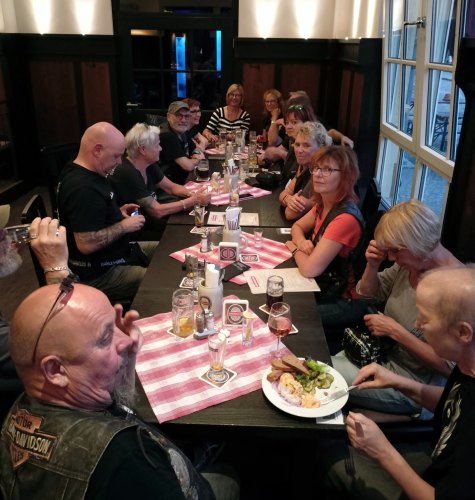 Kuebo und Mannes Beerdigung-06.jpg