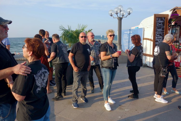 Kuebo und Mannes Beerdigung-32.jpg