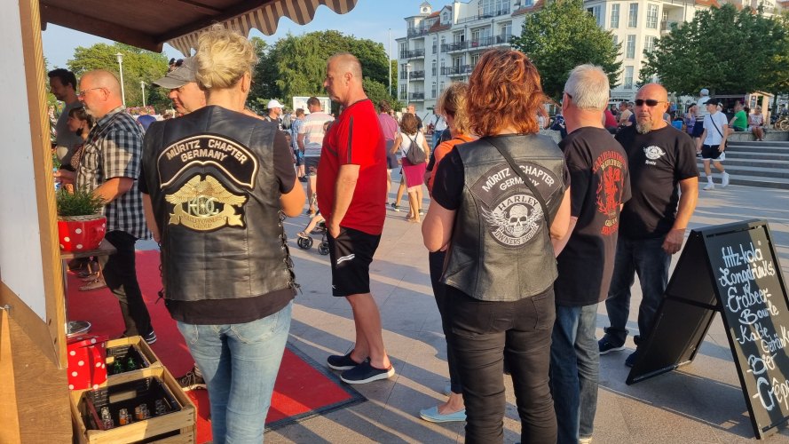 Kuebo und Mannes Beerdigung-33.jpg