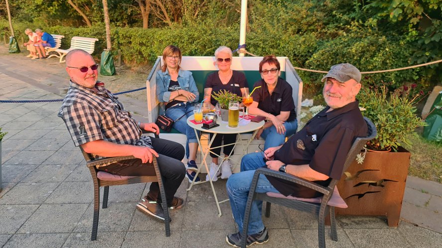 Kuebo und Mannes Beerdigung-39.jpg