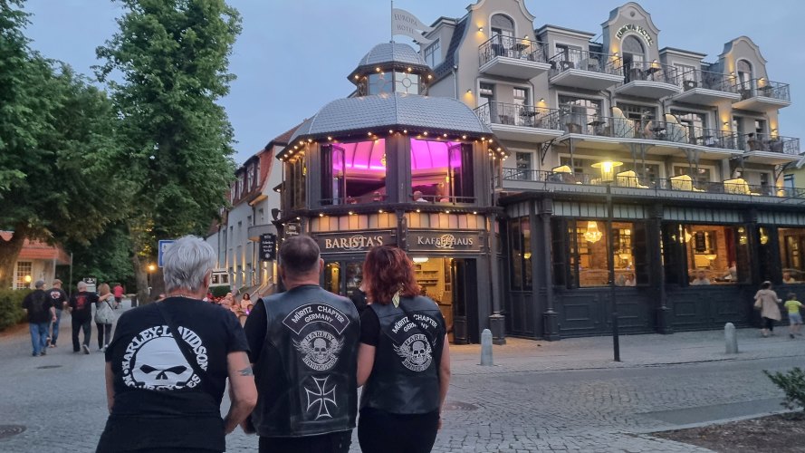 Kuebo und Mannes Beerdigung-43.jpg