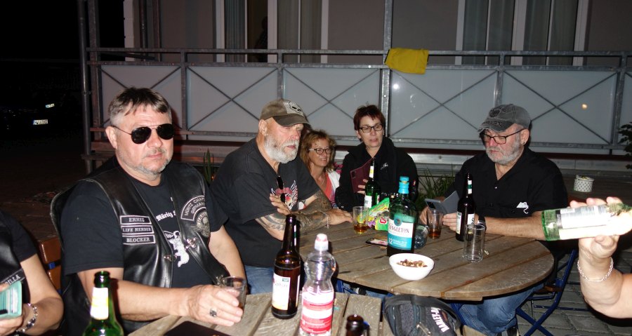 Kuebo und Mannes Beerdigung-44.jpg