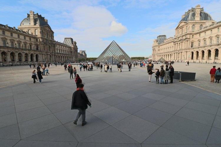 Paris-52.jpg - Louvre mit Glaspyramide im Innenhof
