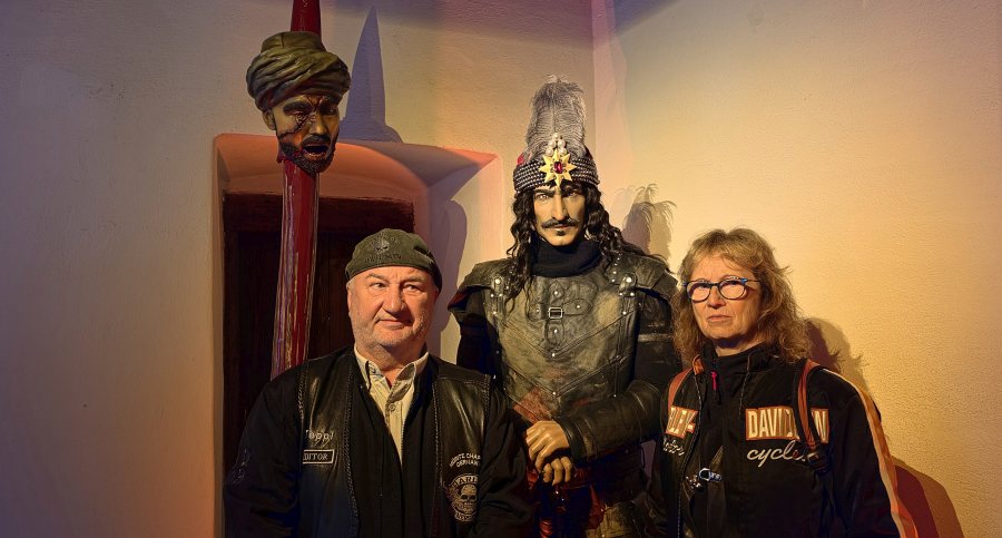 Karpatentour-052.jpg - Conny und Toppi mit Vlad Țepeș („der Pfähler“) oder Vlad Dracula