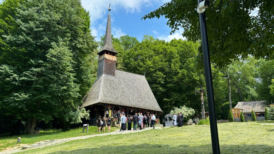 Karpatentour-078.jpg - Holzkirche in der Astra Museum der Traditionellen Folk Zivilisation - es fanden mehrere Hochzeiten statt
