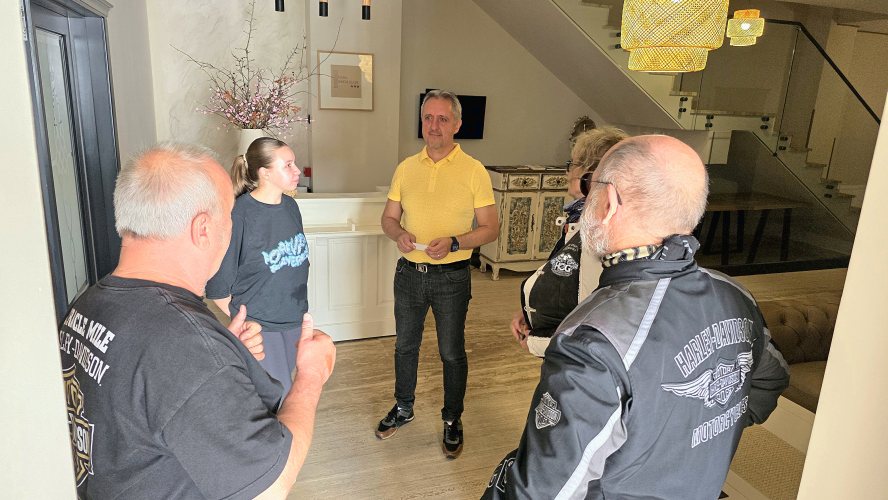 Karpatentour-081.jpg - Abschied vom Herbergsvater und dessen Tochter
